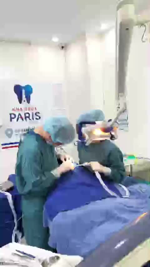 Phẫu thuật cấy ghép 02 trụ Dentium Hàn Quốc tại Nha khoa Paris 97 Cộng Hòa